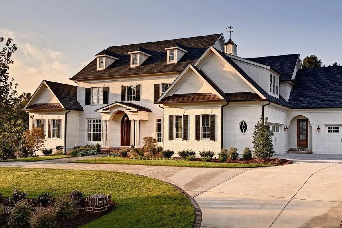 ساختمان مدرن با اجرنمای سفید